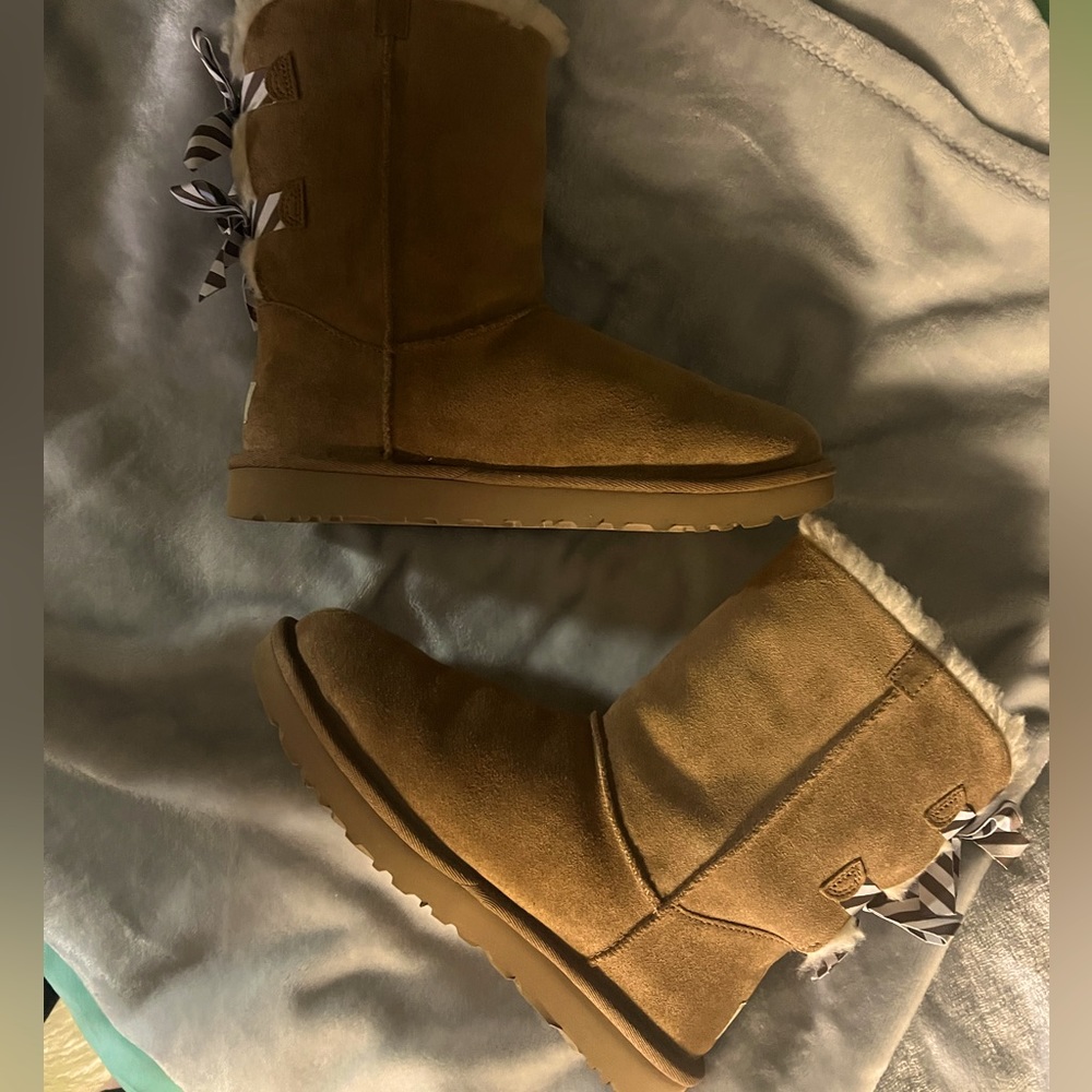 Ugg Bailey bow shoes size 8